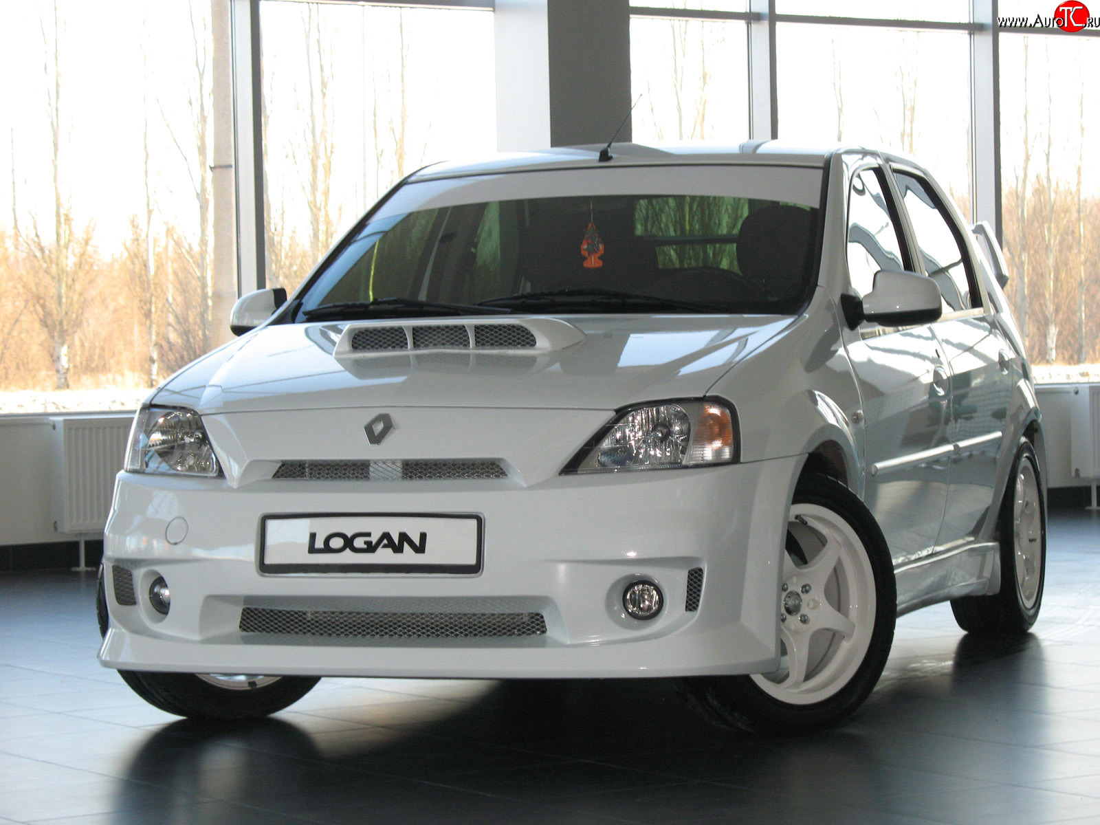 11 999 р. Передний бампер Power DM  Renault Logan  1 (2004-2010) дорестайлинг (Без сетки, Неокрашенный)  с доставкой в г. Воронеж