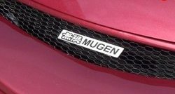 Эмблема (шильдик) решетки радиатора Mugen Mazda 626 GF,FW универсал дорестайлинг (1997-1999)