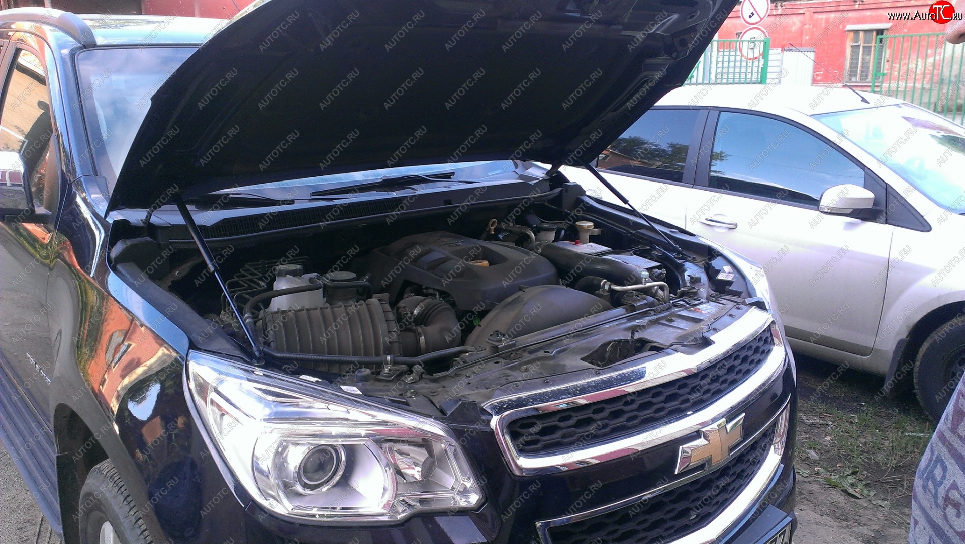 2 049 р. Упоры капота Russtal Chevrolet Trailblazer GM800 дорестайлинг (2012-2016)  с доставкой в г. Воронеж