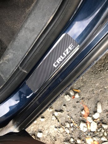 2 489 р. Накладки порожков салона INOX  Chevrolet Cruze ( HR51S,HR81S,  J300,  J305,  J308,  D2LC,  D2LC-K) (2001-2018) хэтчбек (Япония), седан дорестайлинг, хэтчбек дорестайлинг, седан рестайлинг, универсал рестайлинг, хэтчбек рестайлинг (нержавеющая сталь + карбон)  с доставкой в г. Воронеж. Увеличить фотографию 7
