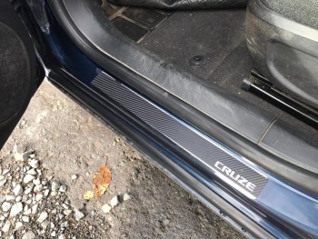 2 489 р. Накладки порожков салона INOX  Chevrolet Cruze ( HR51S,HR81S,  J300,  J305,  J308,  D2LC,  D2LC-K) (2001-2018) хэтчбек (Япония), седан дорестайлинг, хэтчбек дорестайлинг, седан рестайлинг, универсал рестайлинг, хэтчбек рестайлинг (нержавеющая сталь + карбон)  с доставкой в г. Воронеж. Увеличить фотографию 9