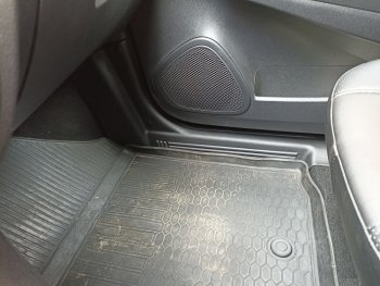 1 359 р. Накладки на ковролин Petroil Tuning Renault Kaptur дорестайлинг (2016-2020) (Передние)  с доставкой в г. Воронеж. Увеличить фотографию 3