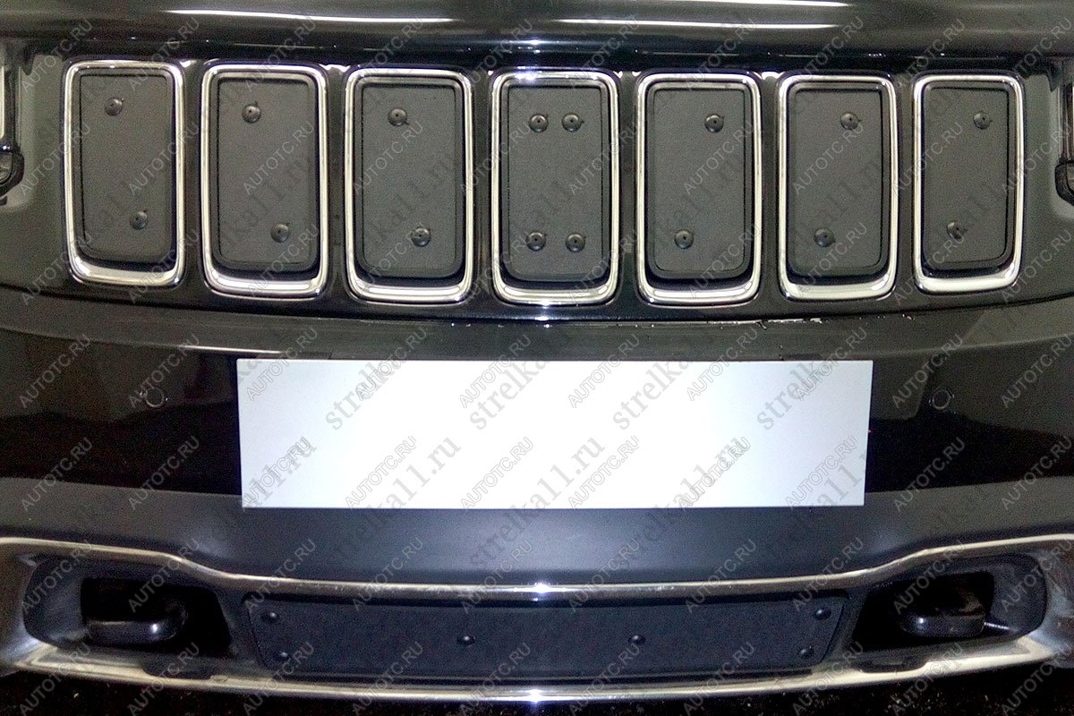 7 649 р. Зимняя заглушка решетки радиатора (Laredo, Limited) Стрелка11  Jeep Grand Cherokee  WK2 (2013-2018) 1-ый рестайлинг (с защитной сеткой для установки, хром)  с доставкой в г. Воронеж