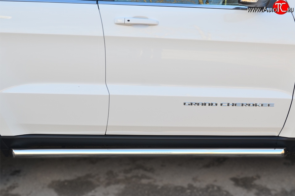 12 299 р. Защита порогов из круглой трубы диаметром 63 мм Russtal Jeep Grand Cherokee WK2 дорестайлинг (2010-2013) (Защита порогов с со скосами на торцах (вариант 1))  с доставкой в г. Воронеж