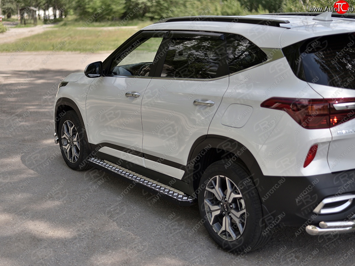 22 999 р. Порожки для ног SLITKOFF (Ø42 мм)  KIA Seltos (2019-2025) (Лист алюминиевый, труба - сталь окрашенная в черный цвет)  с доставкой в г. Воронеж