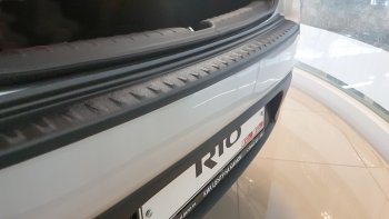 1 099 р. Накладка защитная на задний бампер Petroil Tuning  KIA Rio  4 FB (2016-2020) дорестайлинг седан (Текстурная поверхность)  с доставкой в г. Воронеж. Увеличить фотографию 3