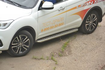 26 349 р. Порожки для ног из трубы Ø51 с алюминиевой площадкой Petroil Tuning Lifan X60 2-ой рестайлинг (2016-2025) (Нержавеющая полированная сталь)  с доставкой в г. Воронеж. Увеличить фотографию 2