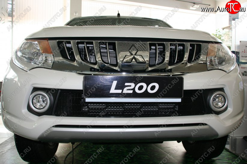 1 689 р. Сетка в бампер внешняя Arbori  Mitsubishi L200  5 KK,KL (2015-2019) дорестайлинг (Черная 15 мм)  с доставкой в г. Воронеж