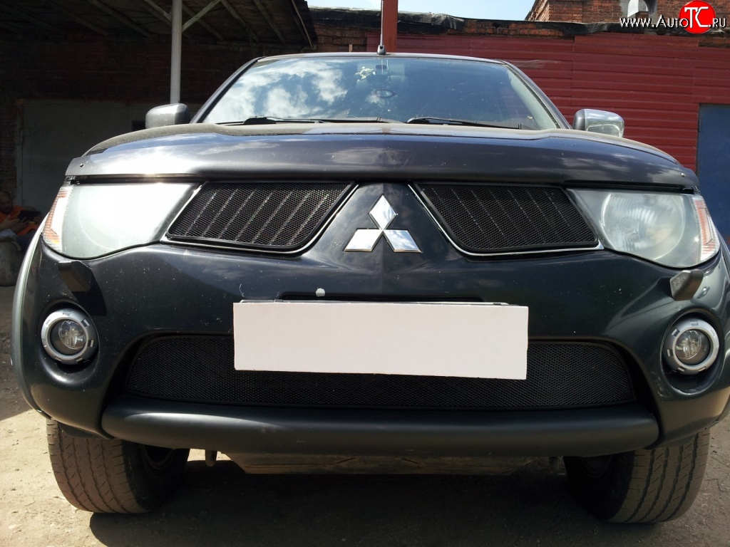4 649 р. Сетка на бампер Russtal (черная) Mitsubishi L200 4  дорестайлинг (2006-2014)  с доставкой в г. Воронеж