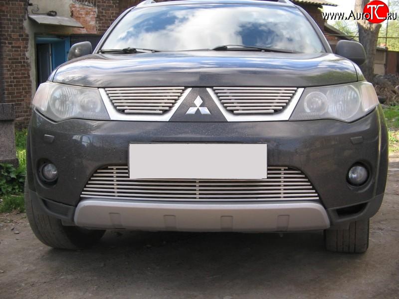 5 699 р. Декоративная вставка решетки радиатора (рестайлинг) Berkut Mitsubishi Outlander XL (CW)  дорестайлинг (2005-2009)  с доставкой в г. Воронеж