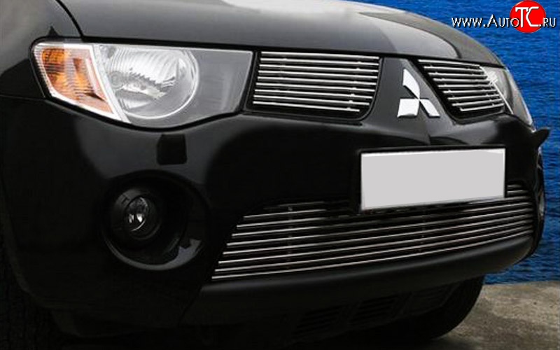 4 899 р. Декоративная вставка решетки радиатора Berkut Mitsubishi Outlander XL (CW)  дорестайлинг (2005-2009)  с доставкой в г. Воронеж