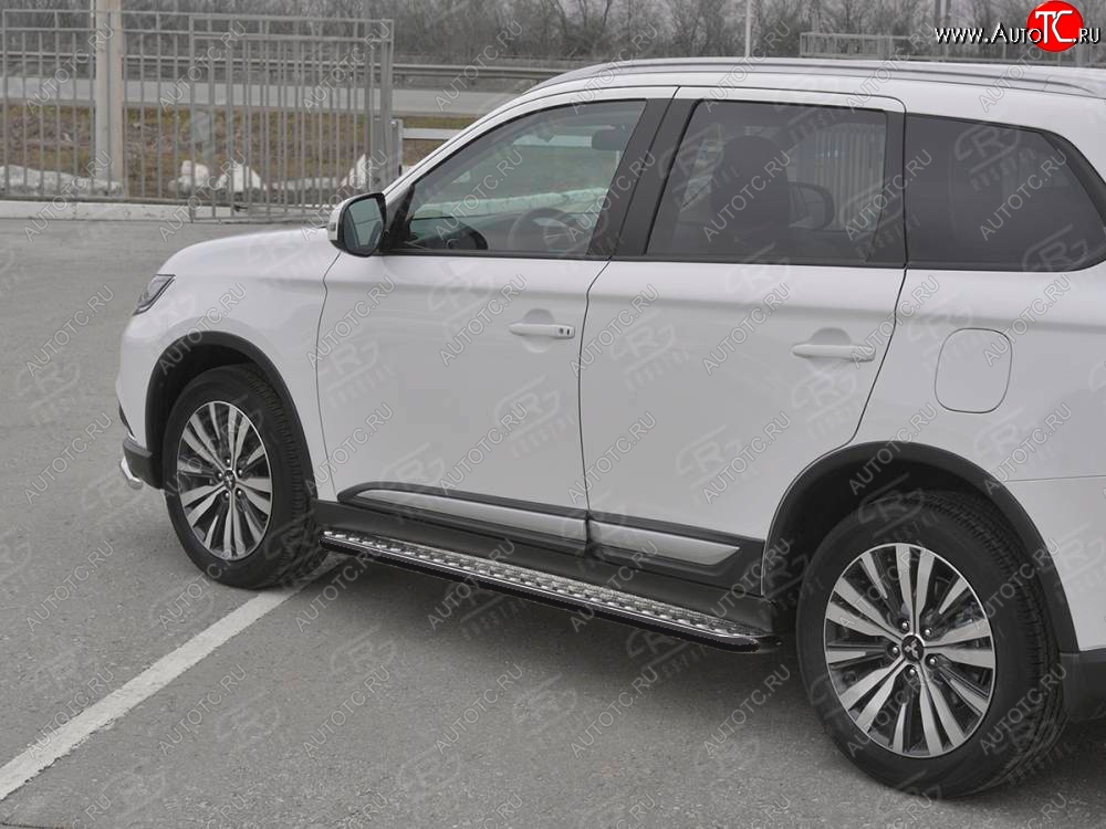 22 999 р. Порожки для ног SLITKOFF (Ø42 мм) Mitsubishi Outlander GF 3-ий рестайлинг (2018-2022) (Лист алюминиевый, труба - сталь окрашенная в черный цвет)  с доставкой в г. Воронеж