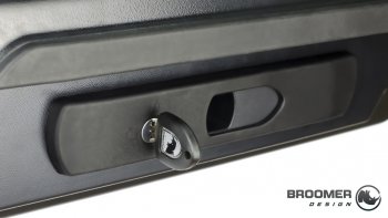 22 749 р. Багажный бокс Broomer Venture (420 л/189x89x40 см) на крышу Lifan 630 (2013-2014) (Покрытие: шагрень, Цвет: чёрный)  с доставкой в г. Воронеж. Увеличить фотографию 9
