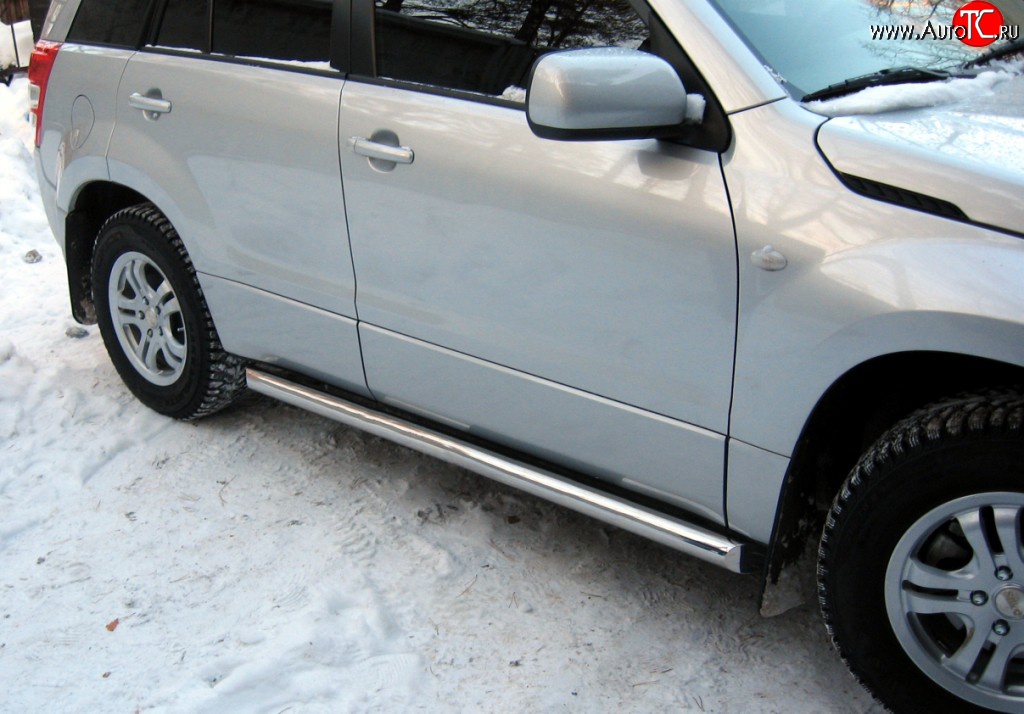 70 999 р. Защита порогов Russtal из круглой трубы диаметром 63 мм Suzuki Grand Vitara JT 3 двери дорестайлинг (2005-2008) (Защита порогов с со скосами на торцах (вариант 1))  с доставкой в г. Воронеж
