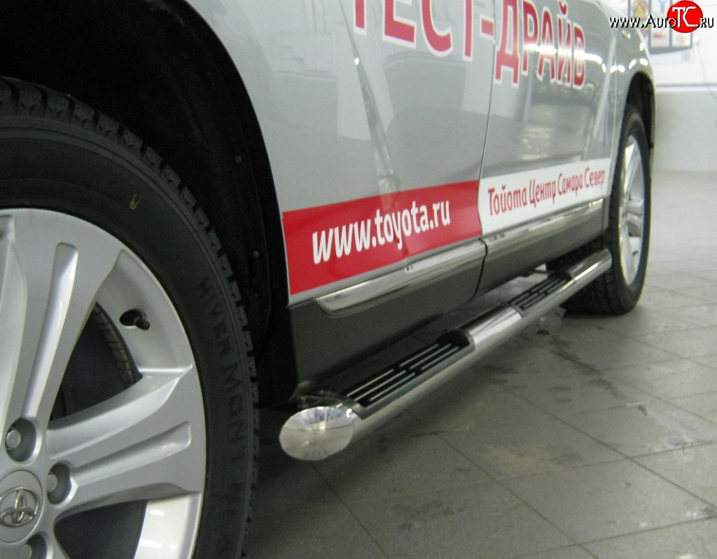 83 999 р. Защита порогов Russtal из трубы d76 мм с пластиковыми вставками для ног Toyota Highlander XU40 рестайлинг (2010-2013) (Защита порогов с со скосами на торцах (вариант 1))  с доставкой в г. Воронеж