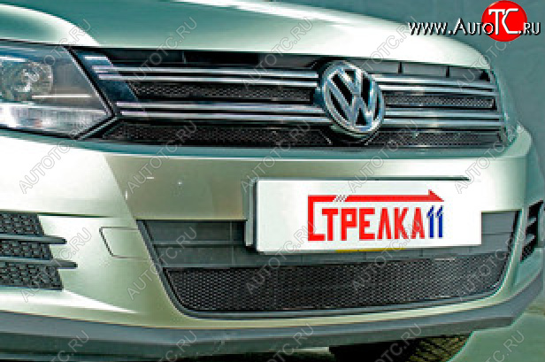 6 849 р. Защитная сетка в бампер (верх, 4 части, ячейка 4х10 мм) Стрелка11 Премиум Volkswagen Tiguan NF рестайлинг (2011-2017) (Чёрная)  с доставкой в г. Воронеж
