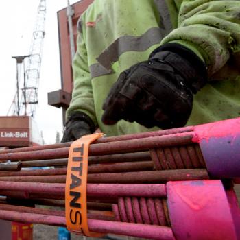 2 379 р. Ремень крепёжный TitanStraps Industrial оранжевый L = 64 см (Dmax = 18 см, Dmin = 5,5 см) TitanStraps tsi-0125-fo  с доставкой в г. Воронеж. Увеличить фотографию 5