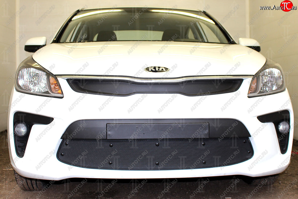 3 179 р. Защитная сетка в бампер (верх, заглушка без сот) Alfeco Стандарт KIA Rio 4 FB дорестайлинг седан (2016-2020) (Чёрная)  с доставкой в г. Воронеж