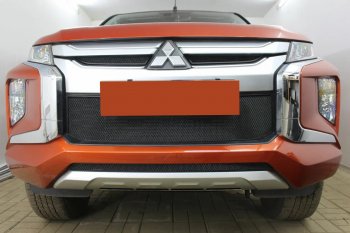 Защитная сетка в бампер (верх, 2 части, ячейка 3х7 мм) Alfeco Стандарт Mitsubishi L200 5 KK,KL рестайлинг (2018-2022) (Чёрная)