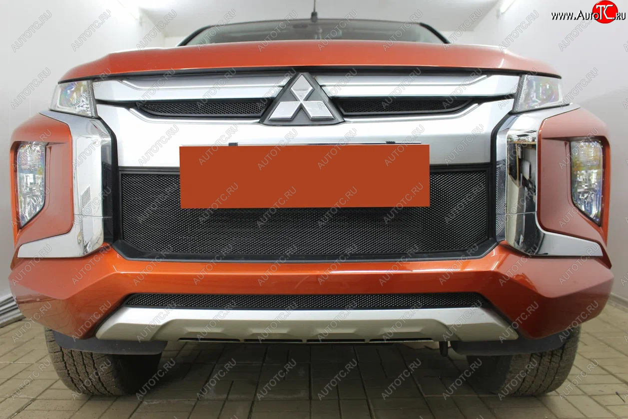 3 499 р. Защитная сетка в бампер (середина, ячейка 3х7 мм) Alfeco Стандарт Mitsubishi L200 5 KK,KL рестайлинг (2018-2022) (Чёрная)  с доставкой в г. Воронеж
