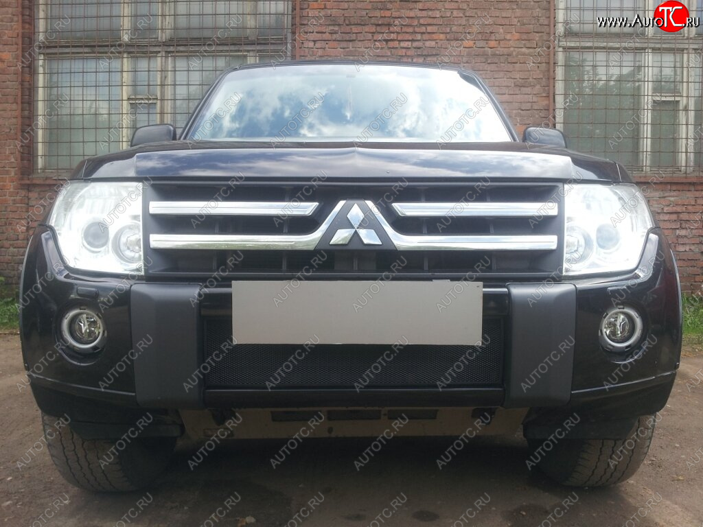 3 169 р. Защитная сетка в бампер (низ, ячейка 3х7 мм) Стрелка11 Стандарт Mitsubishi Pajero 4 V80 дорестайлинг (2006-2011) (Чёрная)  с доставкой в г. Воронеж