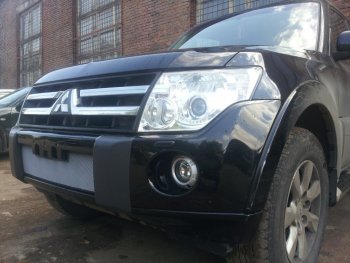 3 299 р. Защитная сетка в бампер (низ, ячейка 3х7 мм) Стрелка11 Стандарт Mitsubishi Pajero 4 V80 дорестайлинг (2006-2011) (Хром)  с доставкой в г. Воронеж. Увеличить фотографию 2