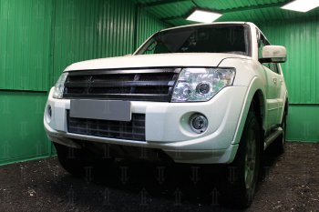 3 169 р. Защитная сетка в бампер (низ, ячейка 3х7 мм) Стрелка11 Стандарт  Mitsubishi Pajero ( 4 V90,  4 V80) (2011-2015) 1-ый рестайлинг, 3 дв. 1-ый рестайлинг (Чёрная)  с доставкой в г. Воронеж. Увеличить фотографию 2
