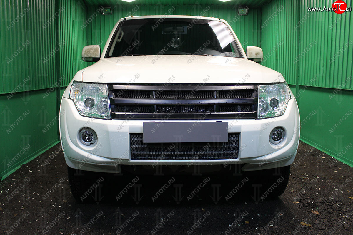 3 169 р. Защитная сетка в бампер (низ, ячейка 3х7 мм) Стрелка11 Стандарт  Mitsubishi Pajero ( 4 V90,  4 V80) (2011-2015) 1-ый рестайлинг, 3 дв. 1-ый рестайлинг (Чёрная)  с доставкой в г. Воронеж