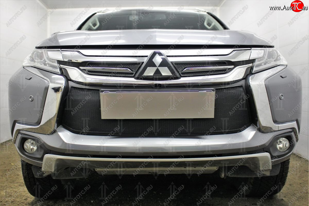 4 299 р. Защитная сетка в бампер (низ, ячейка 3х7 мм) Стрелка11 Стандарт  Mitsubishi Pajero Sport  QE (2015-2021) дорестайлинг (Чёрная)  с доставкой в г. Воронеж