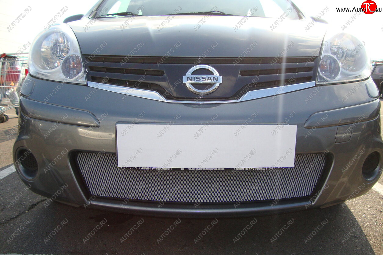 3 179 р. Защитная сетка в бампер (низ, ячейка 3х7 мм) Стрелка11 Стандарт  Nissan Note  1 (2008-2013) E11 рестайлинг (Хром)  с доставкой в г. Воронеж