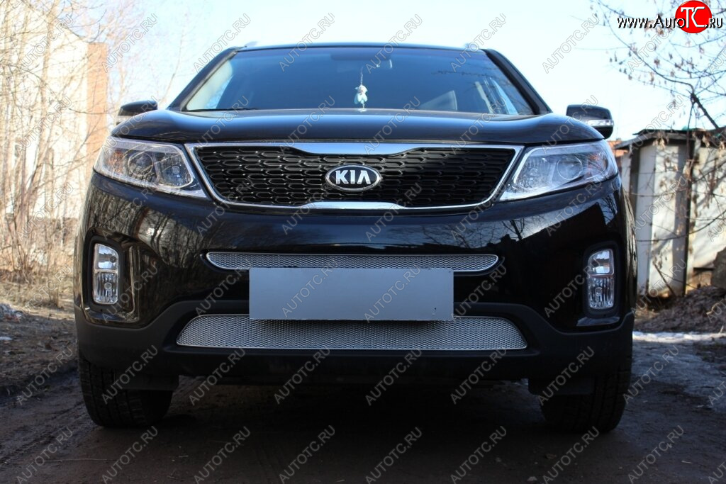 4 299 р. Защитная сетка в бампер (середина, ячейка 4х10 мм) Alfeco Премиум KIA Sorento XM рестайлинг (2012-2015) (Хром)  с доставкой в г. Воронеж