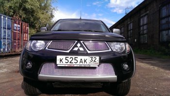 4 199 р. Защитная сетка в бампер (низ, ячейка 4х10 мм) Alfeco Премиум  Mitsubishi L200  4 (2006-2014)  дорестайлинг (Хром)  с доставкой в г. Воронеж. Увеличить фотографию 2