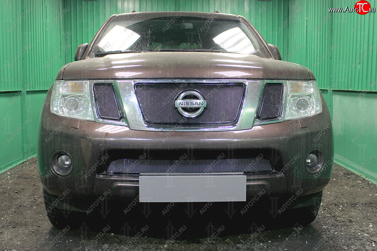4 099 р. Защитная сетка в бампер (низ, ячейка 4х10 мм) Стрелка11 Премиум Nissan Navara 2 D40 рестайлинг (2010-2016) (Чёрная)  с доставкой в г. Воронеж