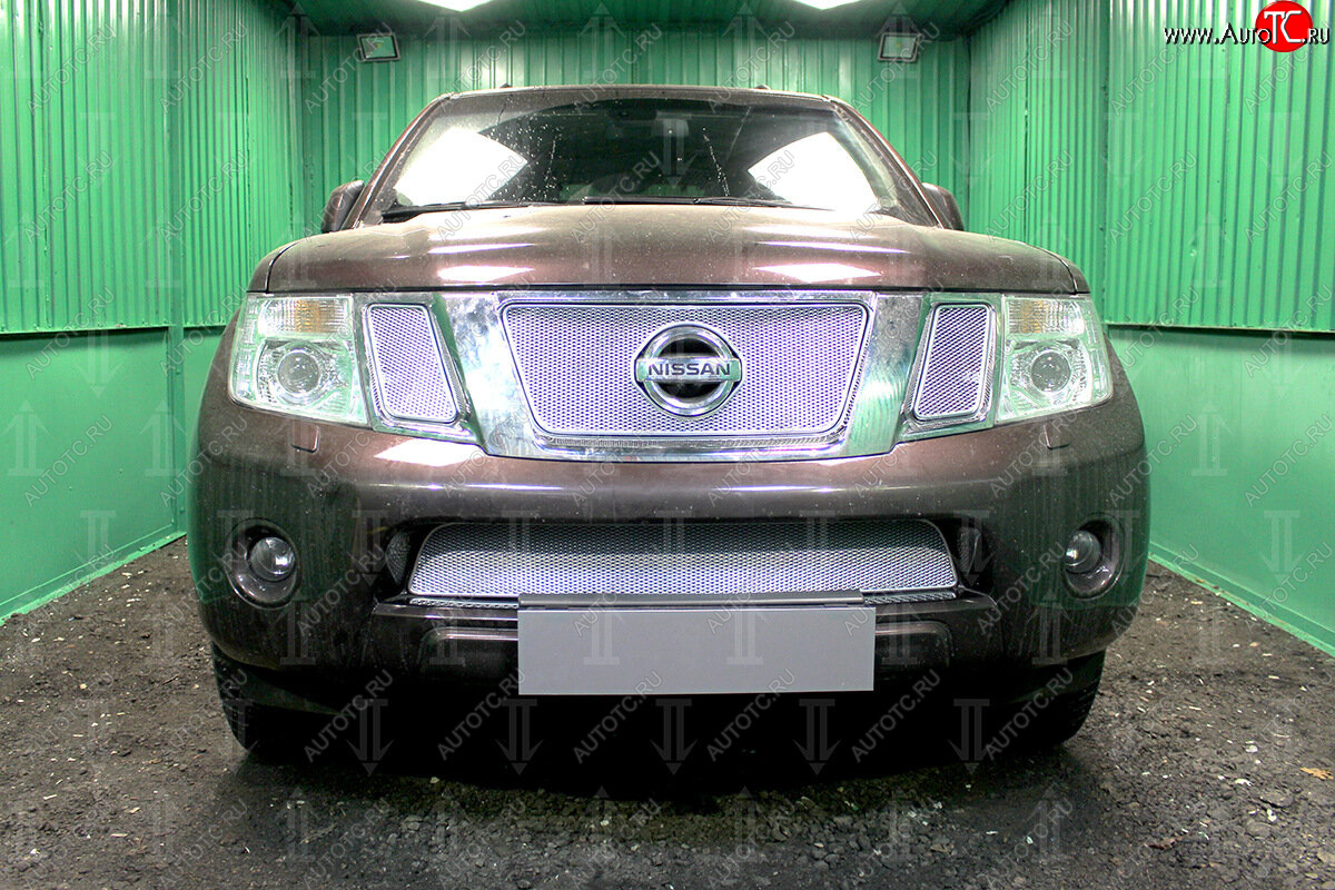4 199 р. Защитная сетка в бампер (низ, ячейка 4х10 мм) Стрелка11 Премиум Nissan Navara 2 D40 рестайлинг (2010-2016) (Хром)  с доставкой в г. Воронеж