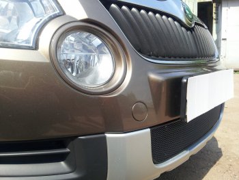 4 299 р. Защитная сетка в бампер (низ, ячейка 4х10 мм) Стрелка11 Премиум Skoda Yeti (2009-2013) (Чёрная)  с доставкой в г. Воронеж. Увеличить фотографию 2