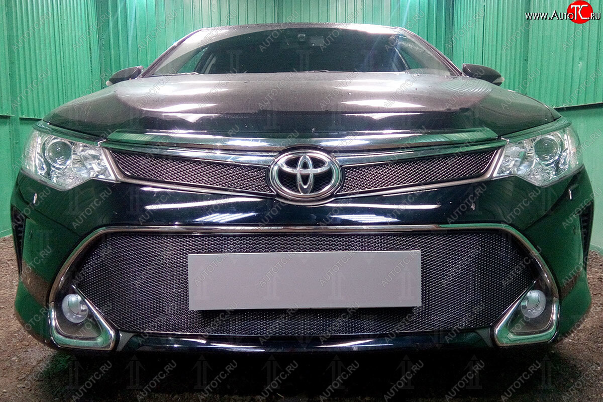5 199 р. Защитная сетка в бампер (низ, ячейка 4х10 мм) Стрелка11 Премиум  Toyota Camry  XV55 (2014-2017) 1-ый рестайлинг (Чёрная)  с доставкой в г. Воронеж