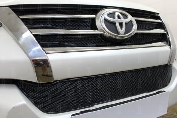 5 199 р. Защитная сетка в бампер (низ, ячейка 4х10 мм) Стрелка11 Премиум  Toyota Fortuner  AN160 (2015-2020) дорестайлинг (Чёрная)  с доставкой в г. Воронеж. Увеличить фотографию 2