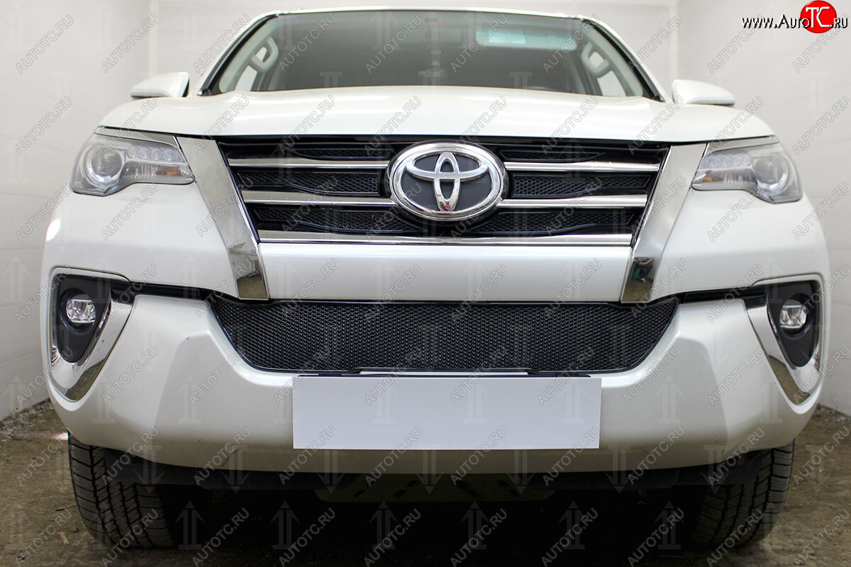 5 199 р. Защитная сетка в бампер (низ, ячейка 4х10 мм) Стрелка11 Премиум  Toyota Fortuner  AN160 (2015-2020) дорестайлинг (Чёрная)  с доставкой в г. Воронеж