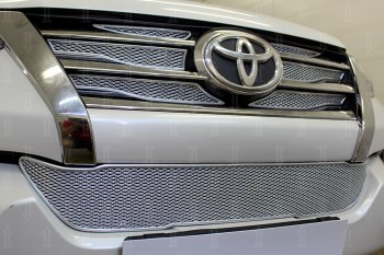 5 299 р. Защитная сетка в бампер (низ, ячейка 4х10 мм) Стрелка11 Премиум  Toyota Fortuner  AN160 (2015-2020) дорестайлинг (Хром)  с доставкой в г. Воронеж. Увеличить фотографию 2