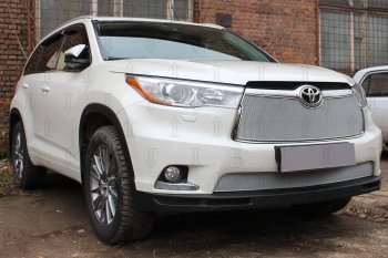 4 299 р. Защитная сетка в бампер (низ, ячейка 4х10 мм) Стрелка11 Премиум  Toyota Highlander  XU50 (2013-2017) дорестайлинг (Хром)  с доставкой в г. Воронеж. Увеличить фотографию 2