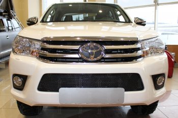 Защитная сетка в бампер (низ, ячейка 4х10 мм) Стрелка11 Премиум Toyota Hilux  AN120 (2016-2020) дорестайлинг (Чёрная)