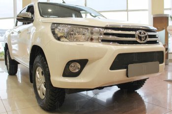 4 299 р. Защитная сетка в бампер (низ, ячейка 4х10 мм) Стрелка11 Премиум Toyota Hilux AN120 дорестайлинг (2016-2020) (Чёрная)  с доставкой в г. Воронеж. Увеличить фотографию 3