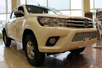 4 549 р. Защитная сетка в бампер (низ, ячейка 4х10 мм) Стрелка11 Премиум  Toyota Hilux  AN120 (2016-2020) дорестайлинг (Хром)  с доставкой в г. Воронеж. Увеличить фотографию 2