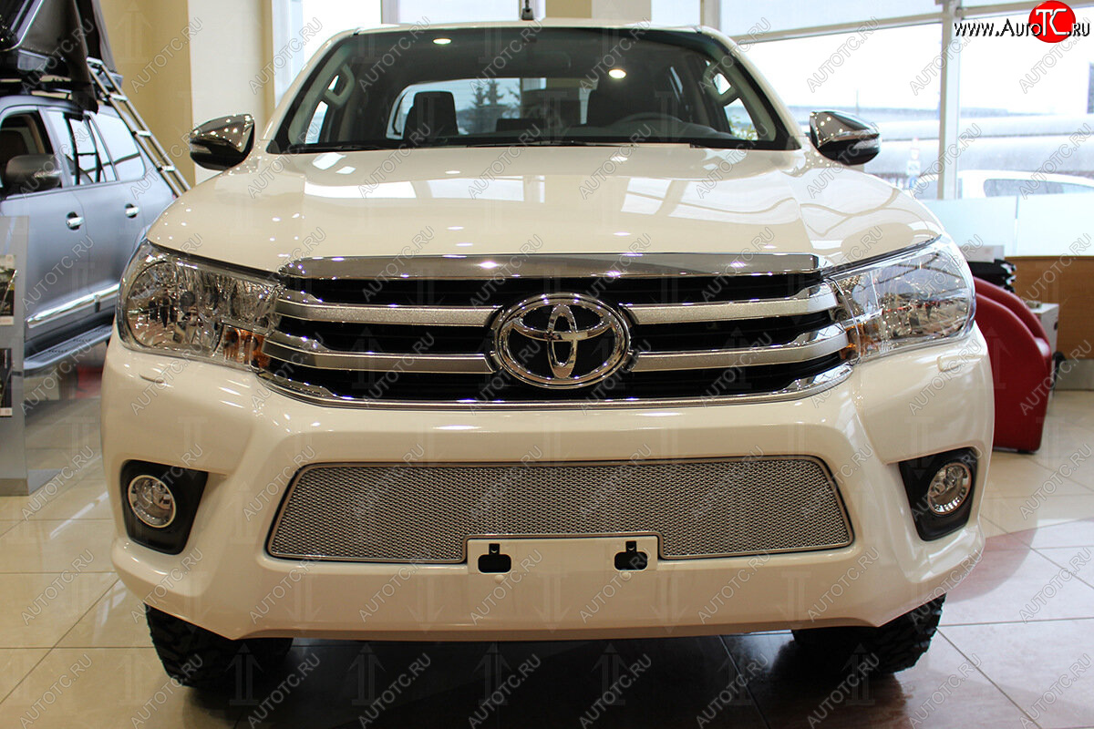 4 549 р. Защитная сетка в бампер (низ, ячейка 4х10 мм) Стрелка11 Премиум  Toyota Hilux  AN120 (2016-2020) дорестайлинг (Хром)  с доставкой в г. Воронеж