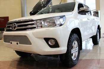4 549 р. Защитная сетка в бампер (низ, ячейка 4х10 мм) Стрелка11 Премиум  Toyota Hilux  AN120 (2016-2020) дорестайлинг (Хром)  с доставкой в г. Воронеж. Увеличить фотографию 3