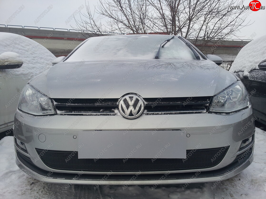 4 299 р. Защитная сетка в бампер (низ, ячейка 4х10 мм) Стрелка11 Премиум Volkswagen Golf 7 рестайлинг, хэтчбэк 5 дв. (2017-2020) (Чёрная)  с доставкой в г. Воронеж