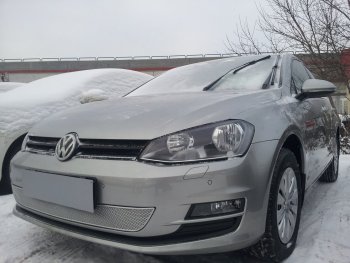 4 299 р. Защитная сетка в бампер (низ, ячейка 4х10 мм) Стрелка11 Премиум Volkswagen Golf 7 рестайлинг, хэтчбэк 5 дв. (2017-2020) (Хром)  с доставкой в г. Воронеж. Увеличить фотографию 2