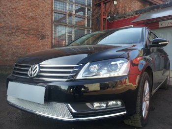 4 299 р. Защитная сетка в бампер (низ, ячейка 4х10 мм) Стрелка11 Премиум Volkswagen Passat B7 универсал (2010-2015) (Хром)  с доставкой в г. Воронеж. Увеличить фотографию 2