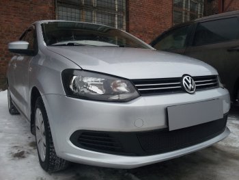 4 299 р. Защитная сетка в бампер (низ, ячейка 4х10 мм) Стрелка11 Премиум  Volkswagen Polo  5 (2009-2015) седан дорестайлинг (Чёрная)  с доставкой в г. Воронеж. Увеличить фотографию 2