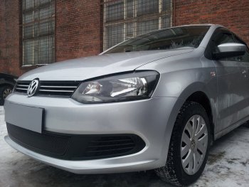 4 299 р. Защитная сетка в бампер (низ, ячейка 4х10 мм) Стрелка11 Премиум  Volkswagen Polo  5 (2009-2015) седан дорестайлинг (Чёрная)  с доставкой в г. Воронеж. Увеличить фотографию 3